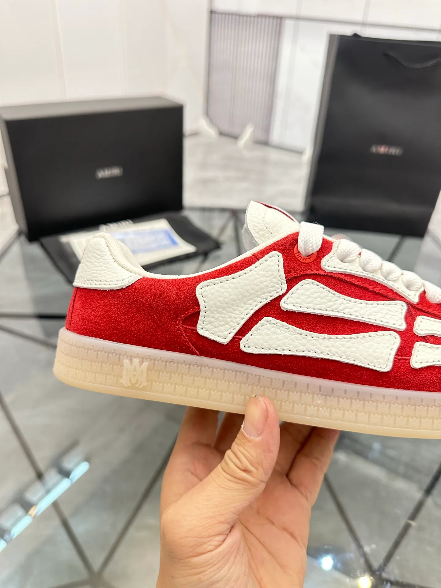 Men's shoes: 💰P600¥ Top quality in Guangzhou Product trademark: AMIRI* "Amir*" low-top casual shoes Regular size: 39-44 (can be customized to 45) Product material: Upper imported first-layer cowhide spliced ​​nubuck leather, breathable lining, original outsole. Number: 525